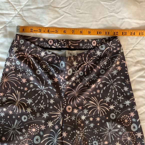 🆕 Red Bubble There are Fireworks Everywhere Gray Leggings - Picture 4 of 8